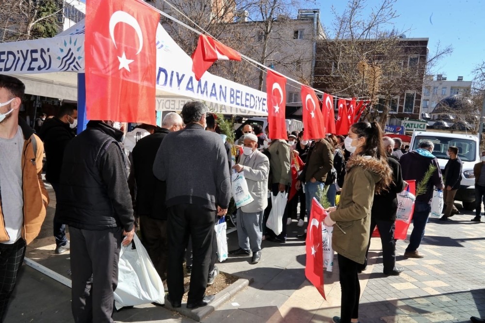 İstiklal Marşının Kabulü fidan dağıtılarak kutlandı Adıyaman Haberleri