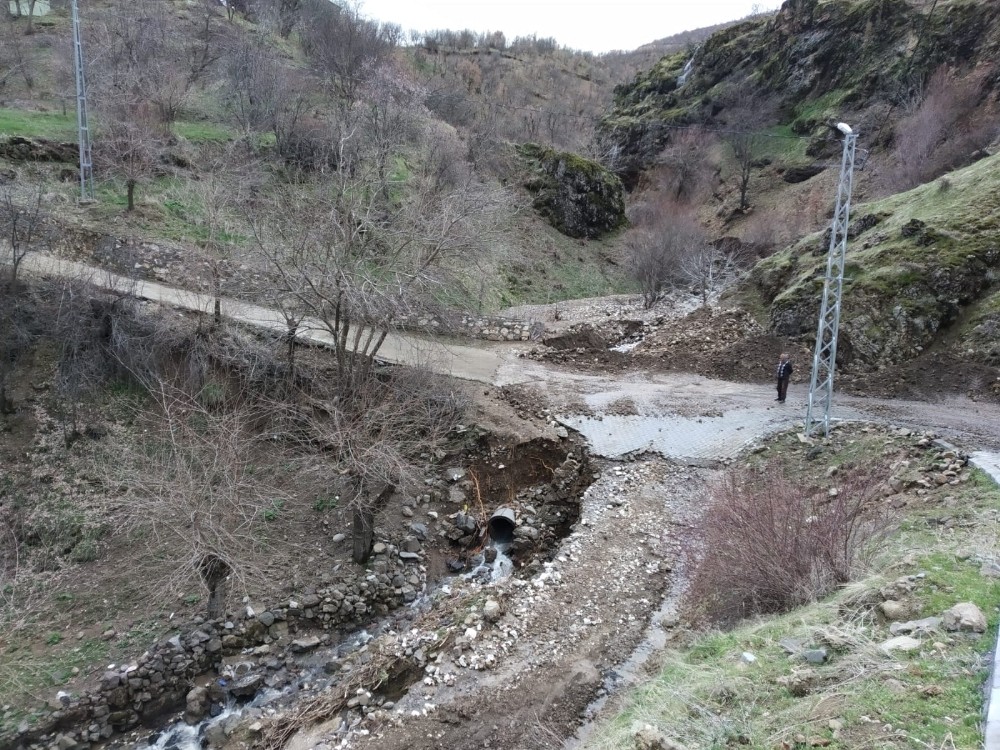 Heyelan nedeniyle kapanan köy yolu ulaşıma açıldı Elazığ Haberleri