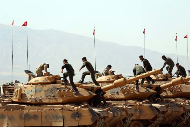 Silopi’de tanklara böyle bakım yaptılar