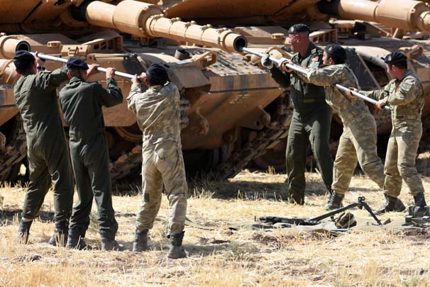 Silopi’de tanklara böyle bakım yaptılar