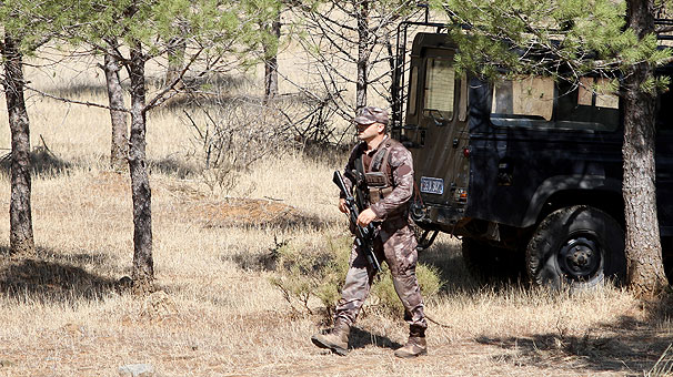 Köşeye sıkıştırılan terörist kendini patlattı