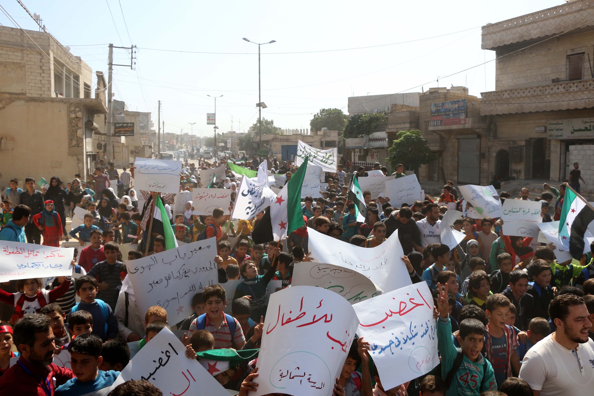 Ülkenin dört bir yanındaki gösterilerde Türk bayrağı açtılar!