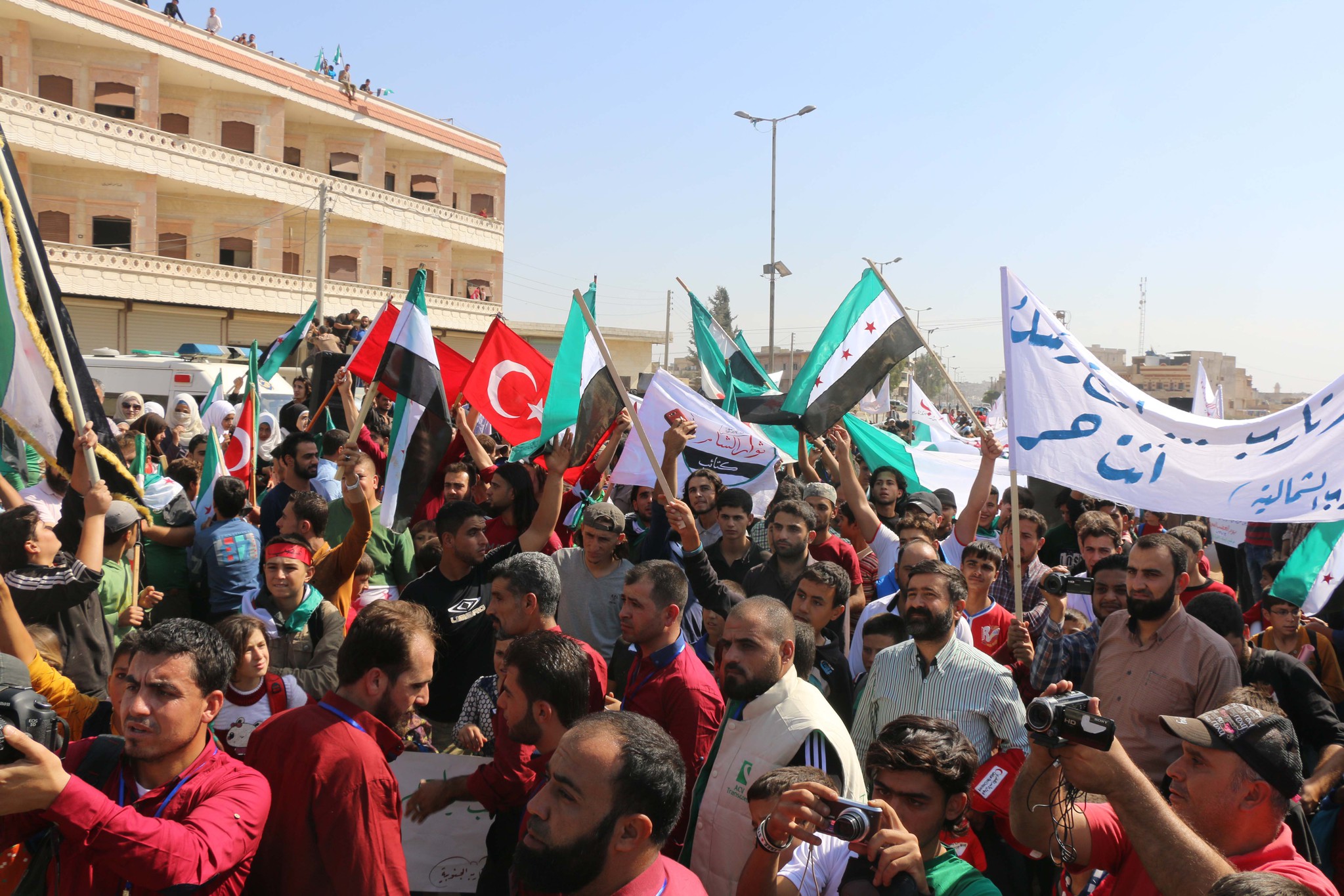 Ülkenin dört bir yanındaki gösterilerde Türk bayrağı açtılar!