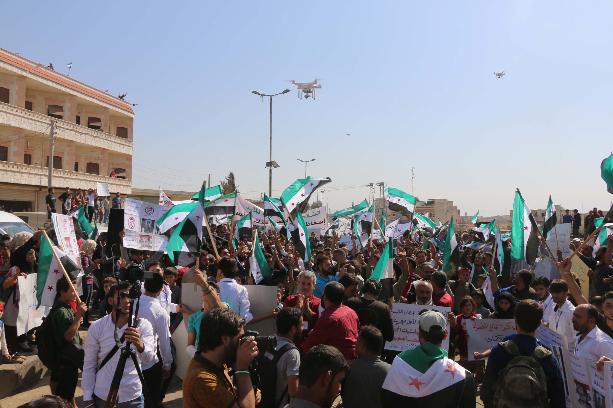 Ülkenin dört bir yanındaki gösterilerde Türk bayrağı açtılar!