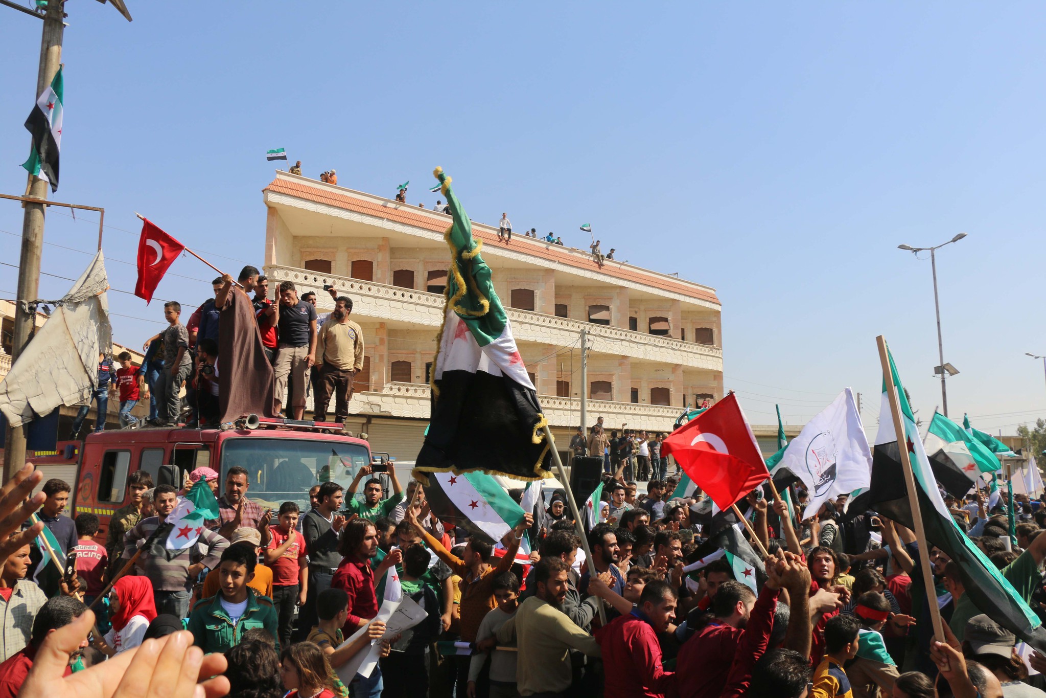 Ülkenin dört bir yanındaki gösterilerde Türk bayrağı açtılar!