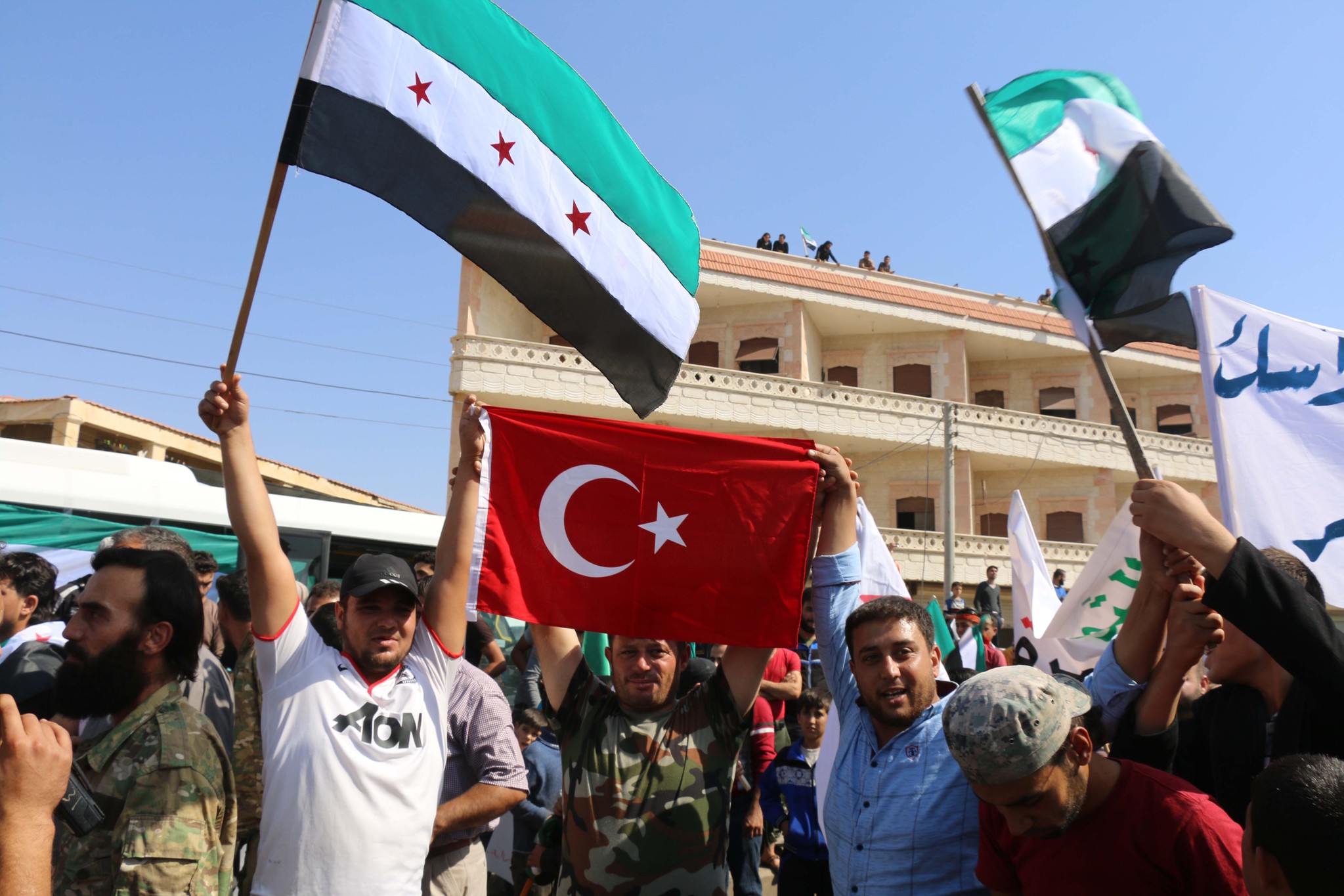 Ülkenin dört bir yanındaki gösterilerde Türk bayrağı açtılar!