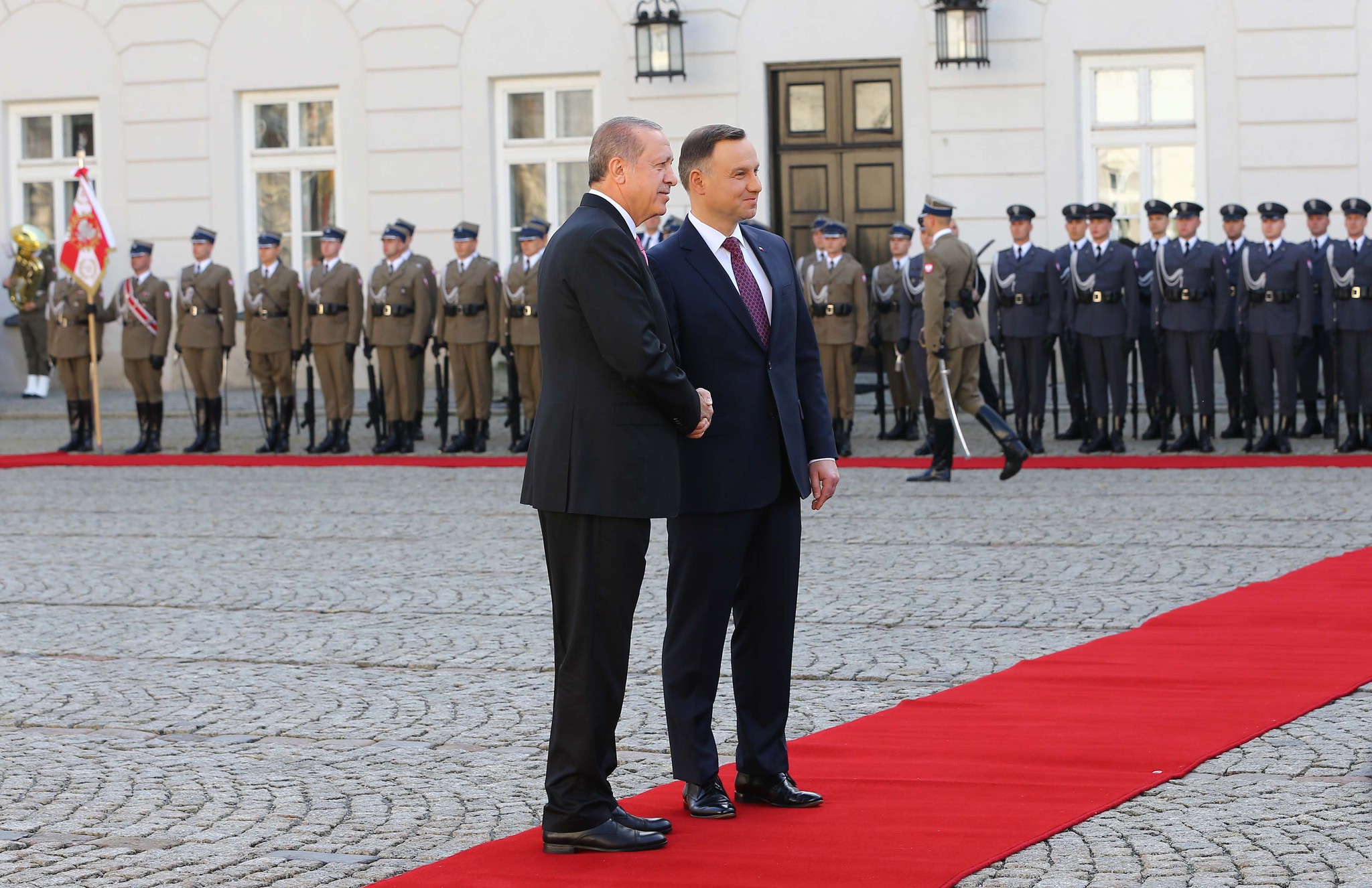 Son dakika: Cumhurbaşkanı Erdoğan’a Polonya’da bando sürprizi!