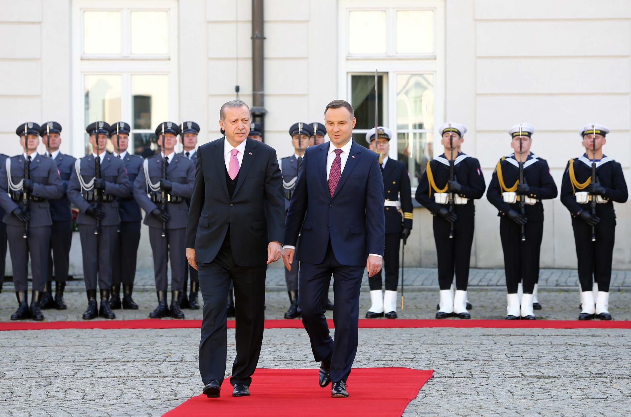 Son dakika: Cumhurbaşkanı Erdoğan’a Polonya’da bando sürprizi!