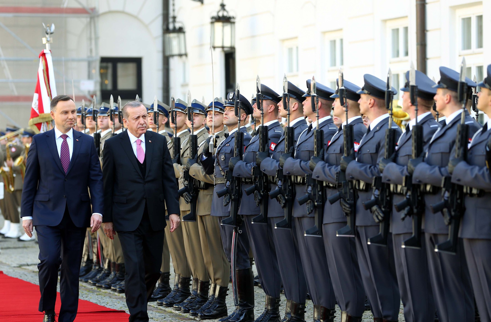 Son dakika: Cumhurbaşkanı Erdoğan’a Polonya’da bando sürprizi!