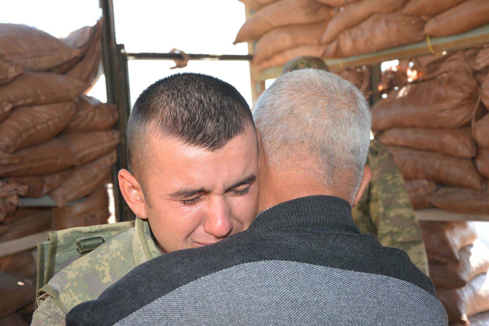 Sınırın sıfır noktasında duygusal anlar! Nöbet tutan asker...