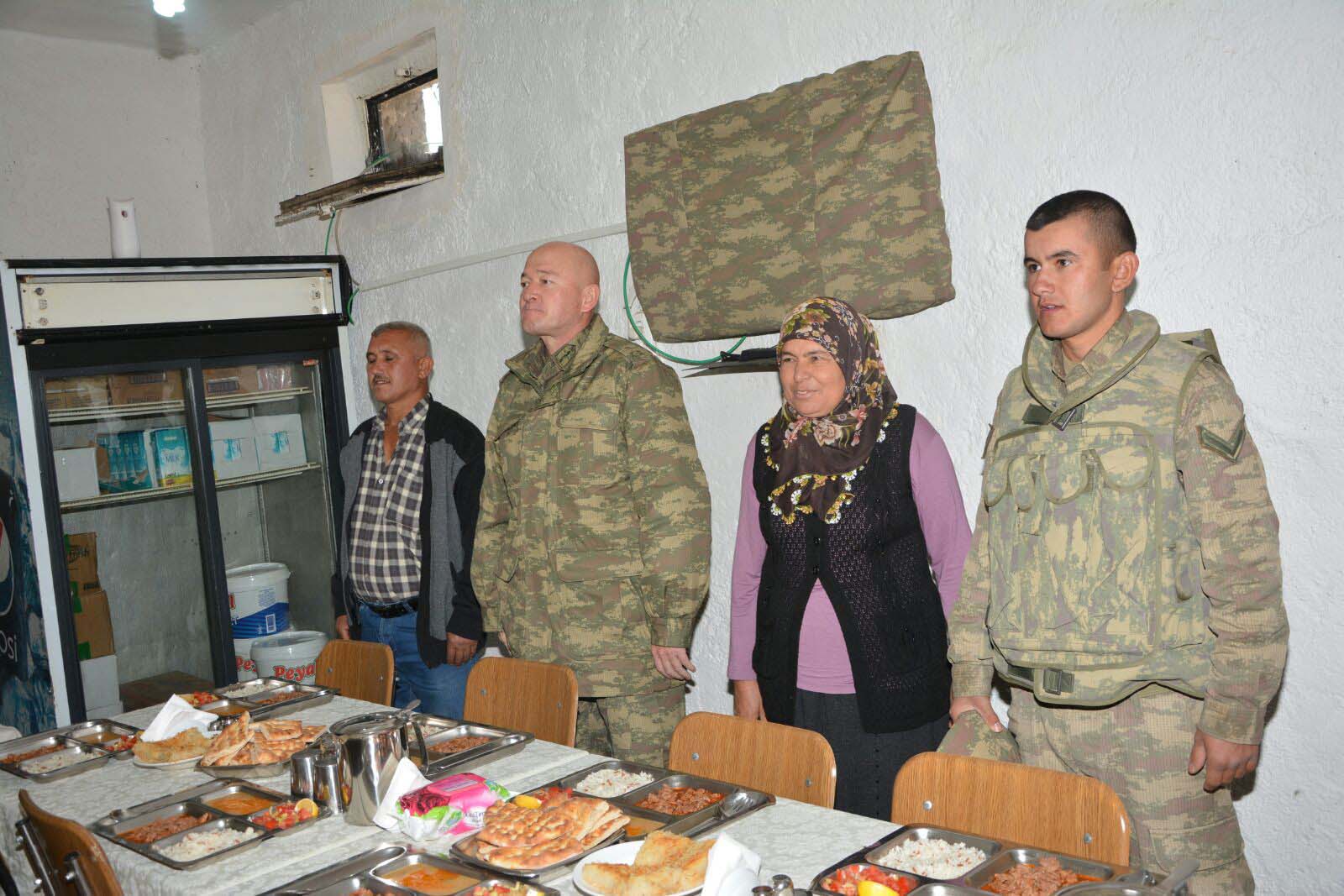 Sınırın sıfır noktasında duygusal anlar! Nöbet tutan asker...
