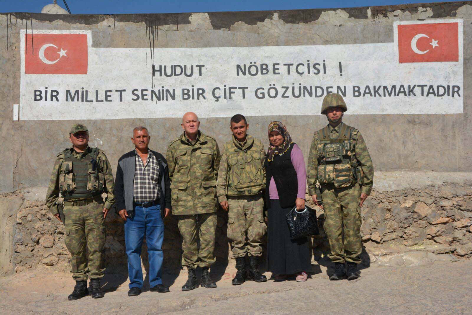 Sınırın sıfır noktasında duygusal anlar! Nöbet tutan asker...