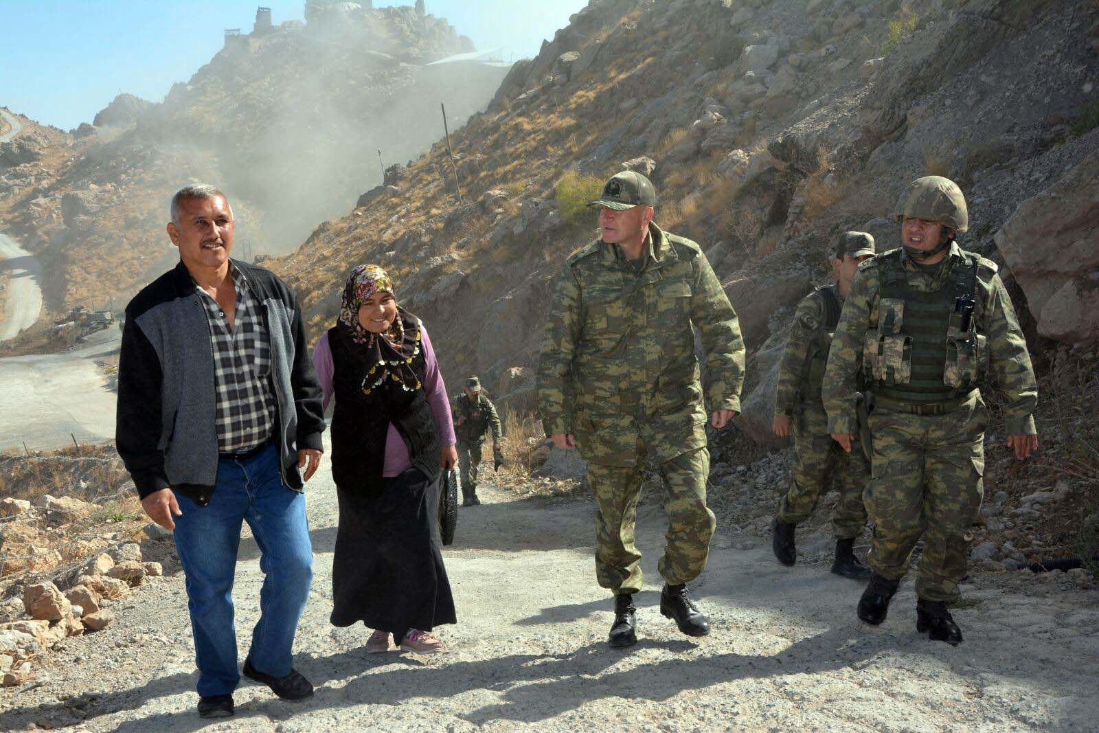 Sınırın sıfır noktasında duygusal anlar! Nöbet tutan asker...