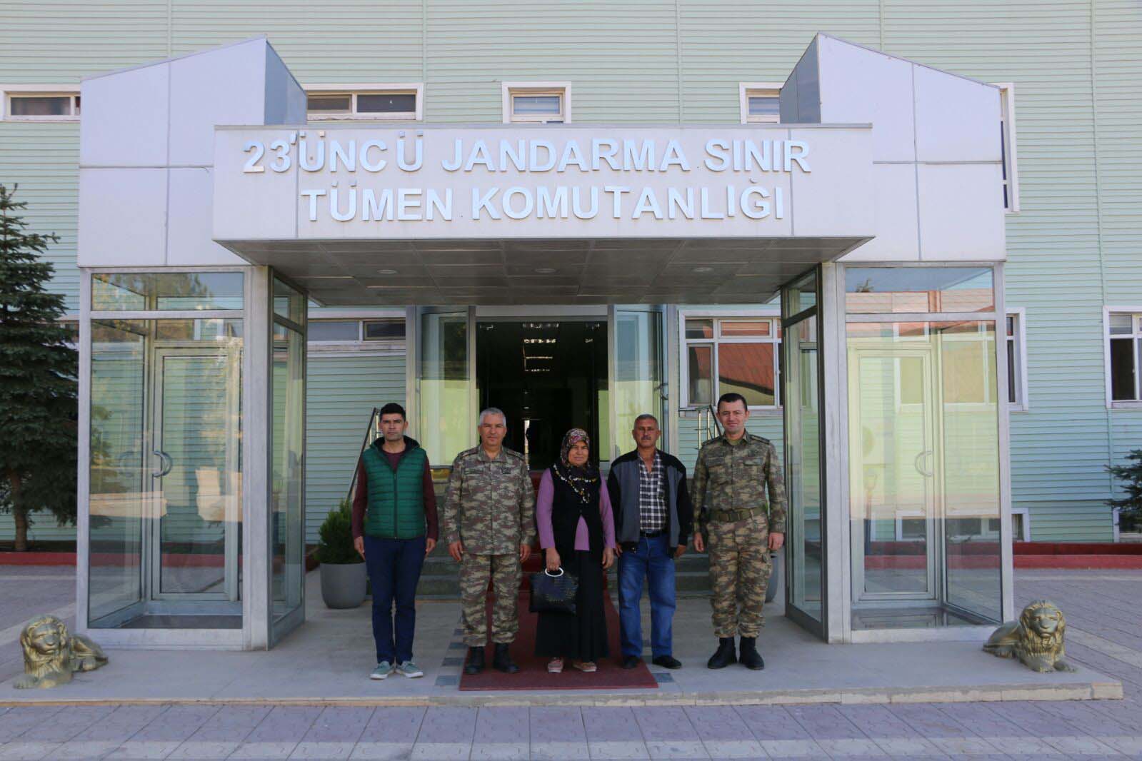 Sınırın sıfır noktasında duygusal anlar! Nöbet tutan asker...