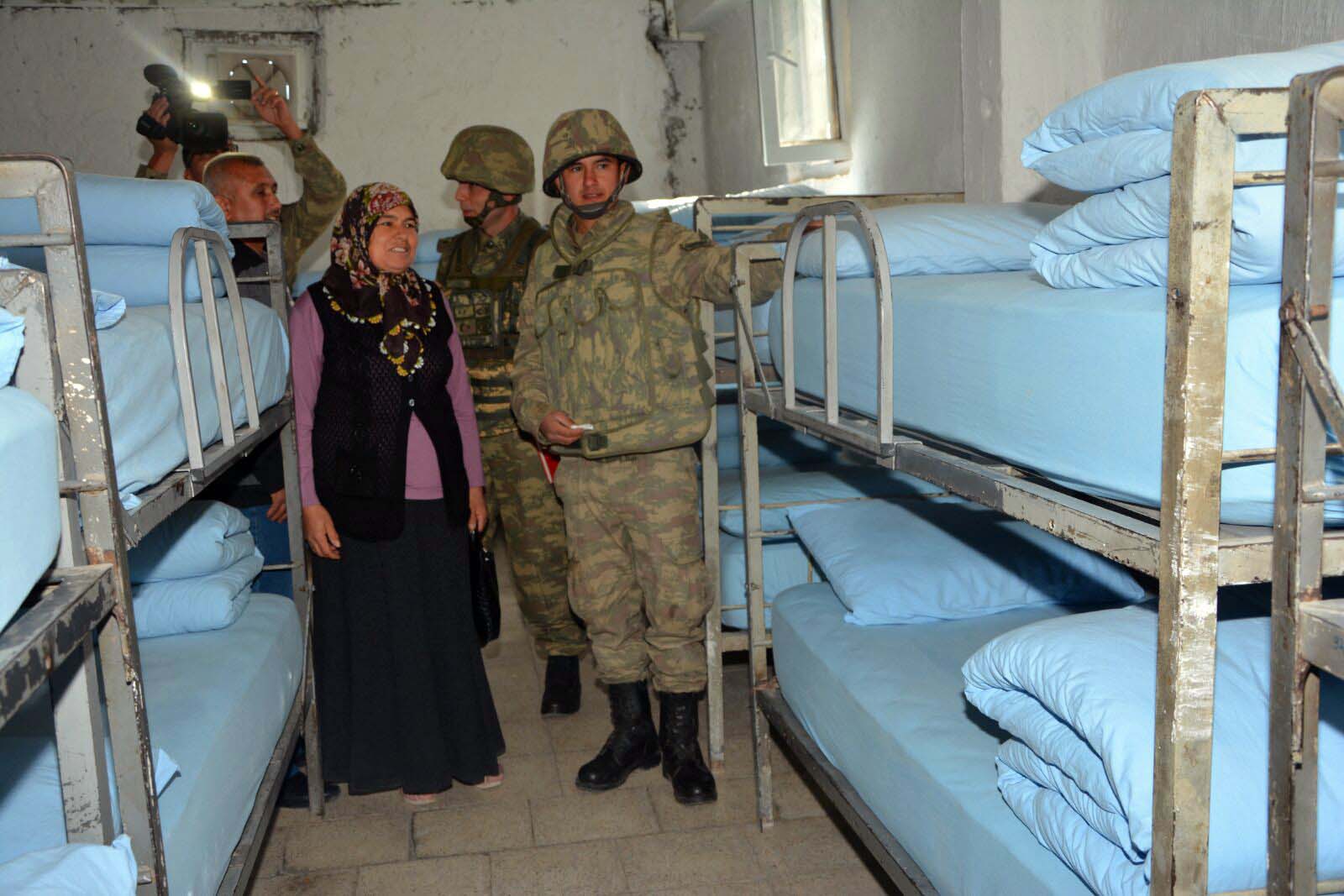 Sınırın sıfır noktasında duygusal anlar! Nöbet tutan asker...