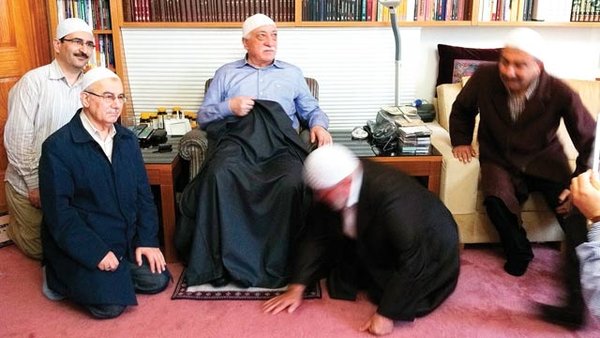 FETÖ’cü hainler birbirine girdi! Masaj fotoğrafı ile ortaya çıkan kavga