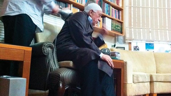 FETÖ’cü hainler birbirine girdi! Masaj fotoğrafı ile ortaya çıkan kavga