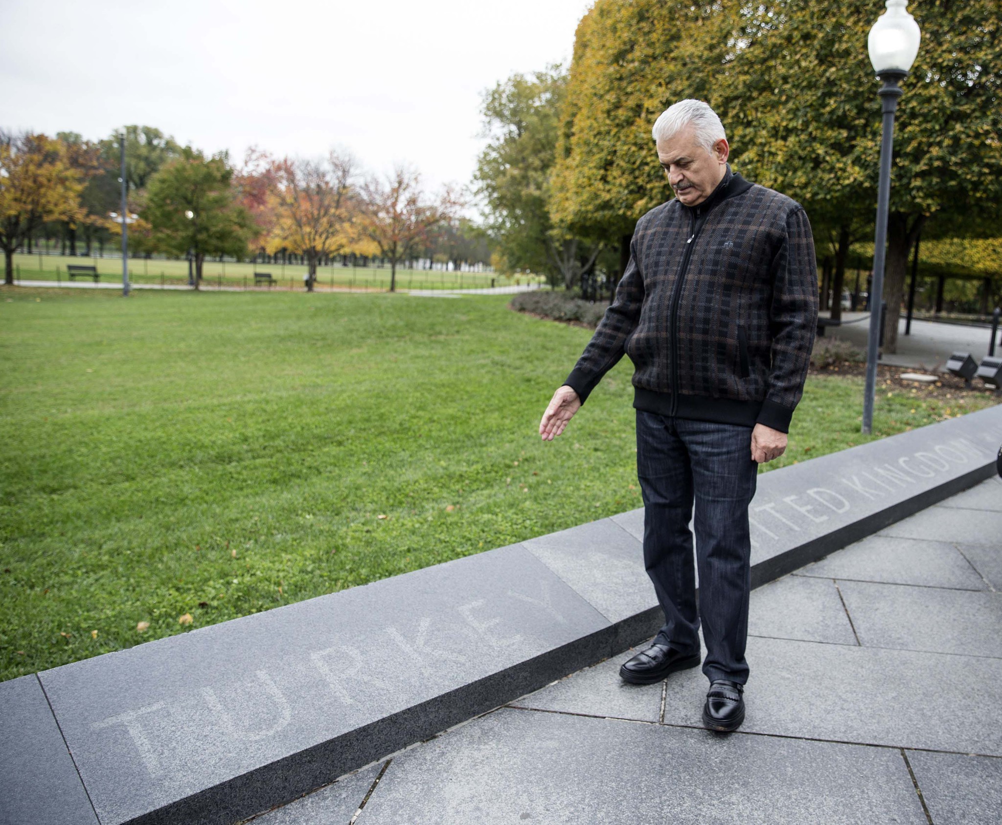 Başbakan Yıldırım ABD’de gazetecilerle sabah yürüyüşüne çıktı