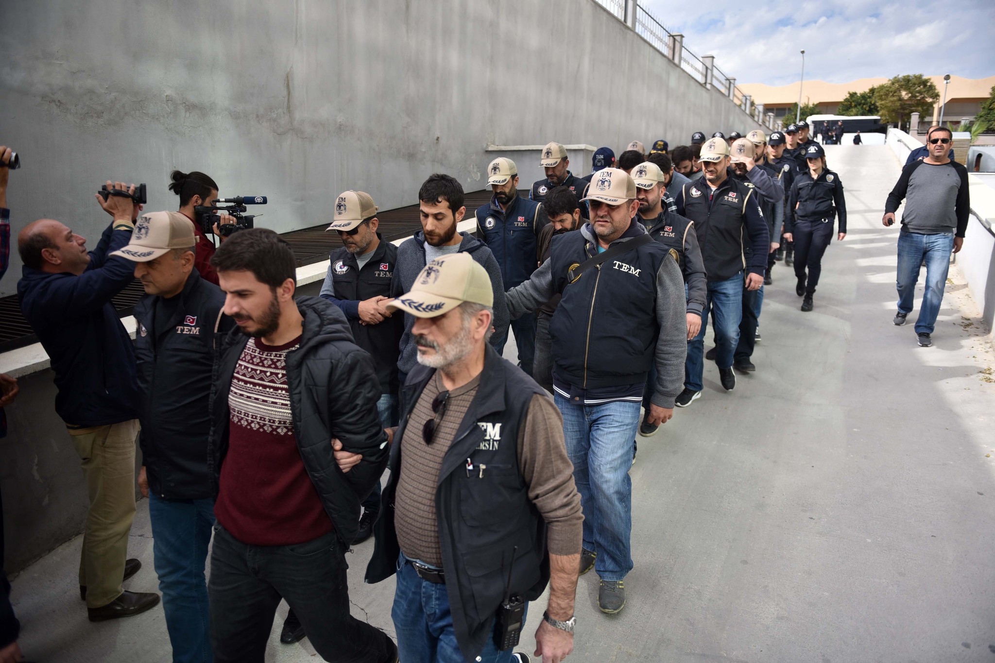 Son dakika: Mersin’de polis servis aracına yönelik bombalı saldırının zanlıları yakalandı
