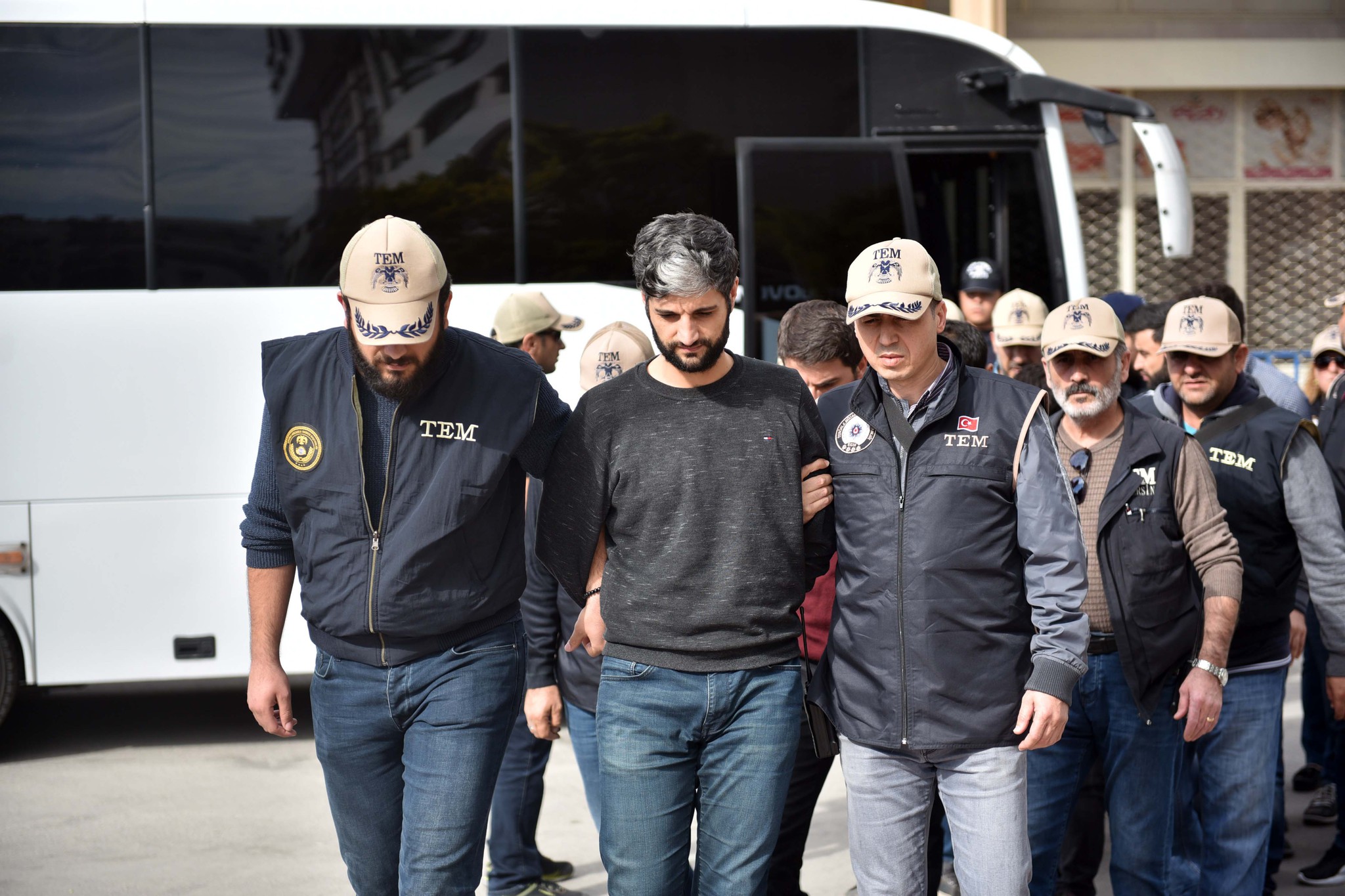Son dakika: Mersin’de polis servis aracına yönelik bombalı saldırının zanlıları yakalandı