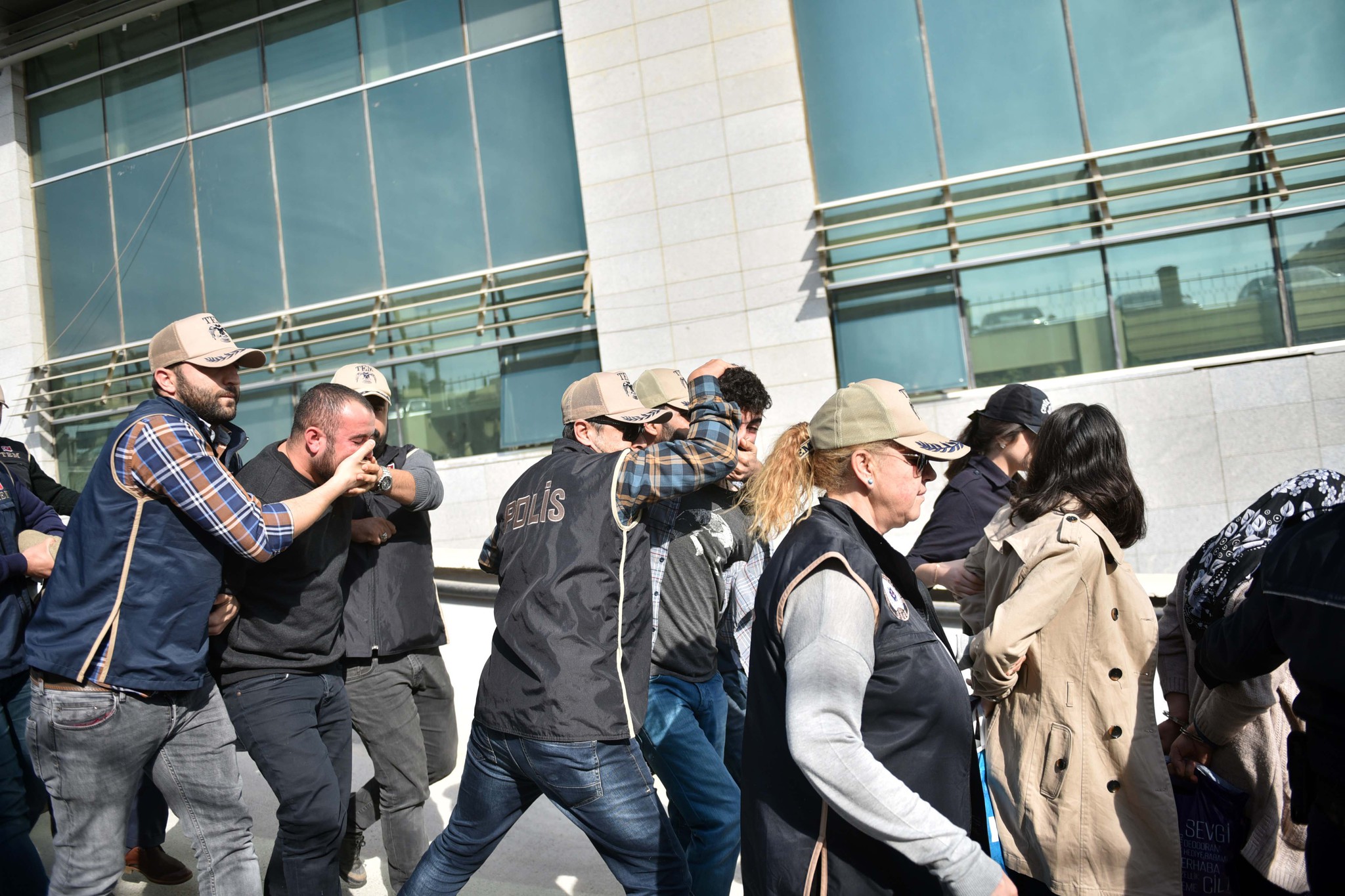 Son dakika: Mersin’de polis servis aracına yönelik bombalı saldırının zanlıları yakalandı