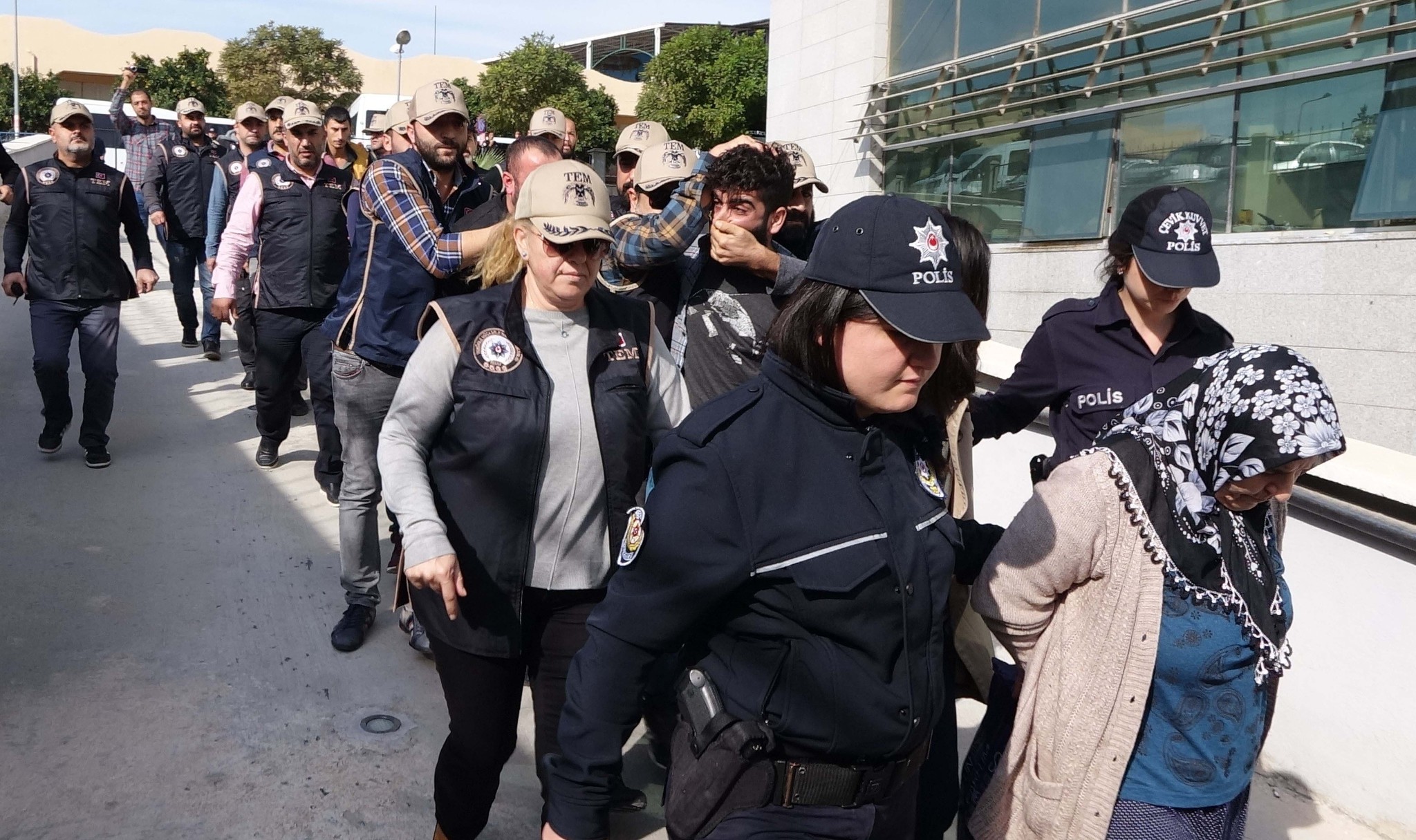 Son dakika: Mersin’de polis servis aracına yönelik bombalı saldırının zanlıları yakalandı