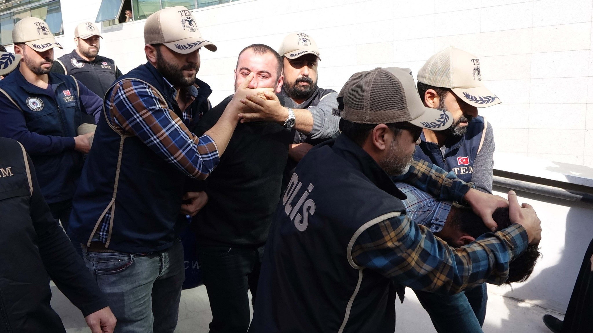 Son dakika: Mersin’de polis servis aracına yönelik bombalı saldırının zanlıları yakalandı