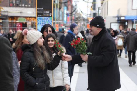 Müslümanlara hakarete gülle cevap verdiler