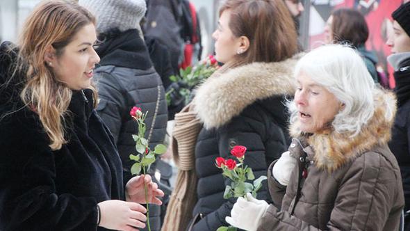 Müslümanlara hakarete gülle cevap verdiler