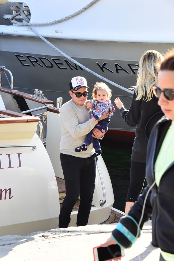 Pınar Sabancı çocuklarını parka tekneyle götürüyor