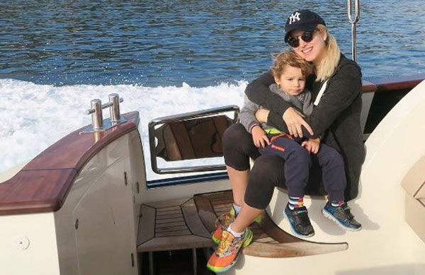 Pınar Sabancı çocuklarını parka tekneyle götürüyor