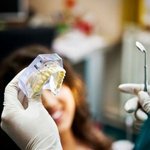 Diş protezi boğazına kaçan yolcu uçakta öldü