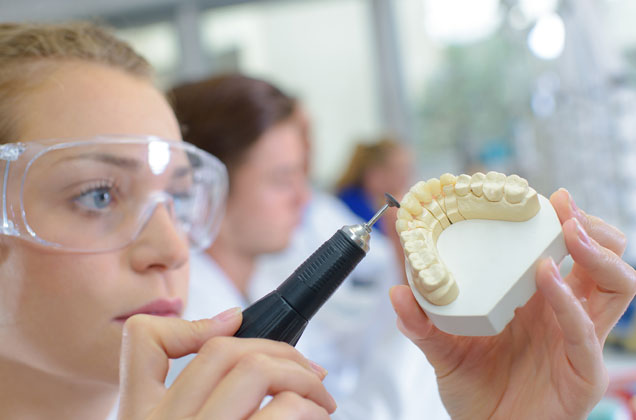 Diş protezi boğazına kaçan yolcu uçakta öldü