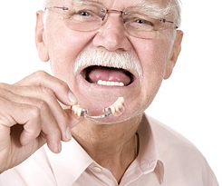 Diş protezi boğazına kaçan yolcu uçakta öldü