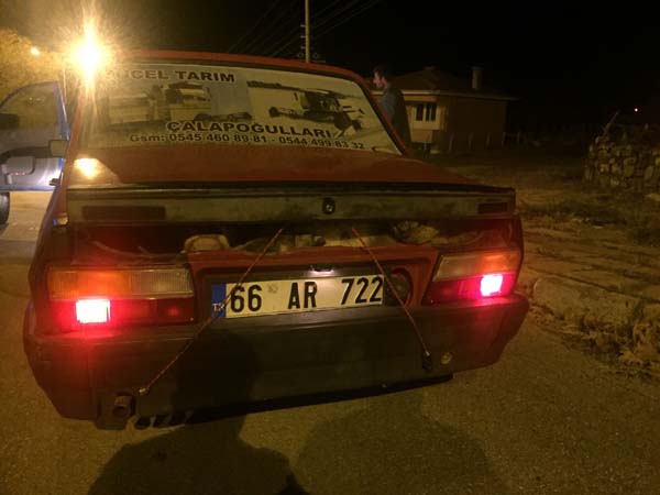 4 büyükbaş hayvanı otomobile sığdırdı