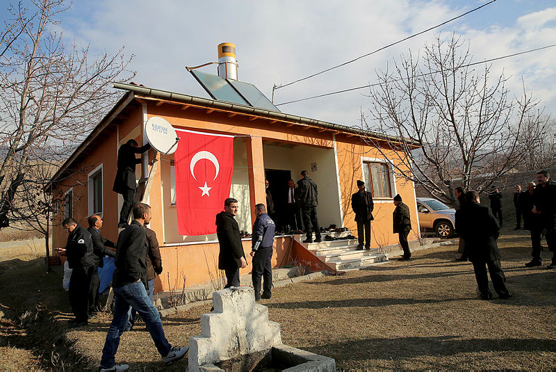 Ankara’da şehit düşen polisin Erzincan’daki baba evine ateş düştü