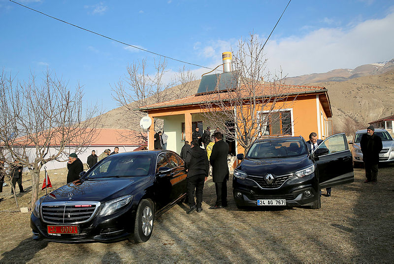 Ankara’da şehit düşen polisin Erzincan’daki baba evine ateş düştü