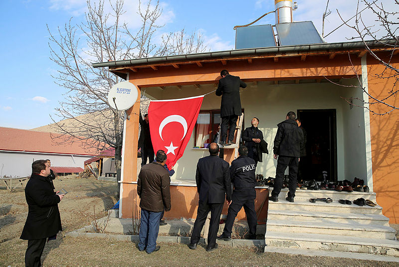 Ankara’da şehit düşen polisin Erzincan’daki baba evine ateş düştü