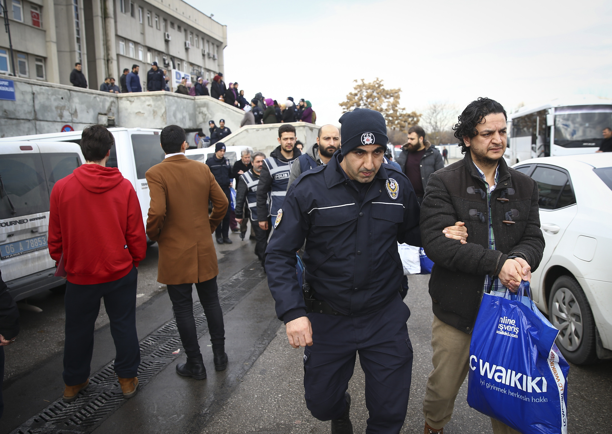 Gülerek geldiler! Şüpheliler arasında o da var