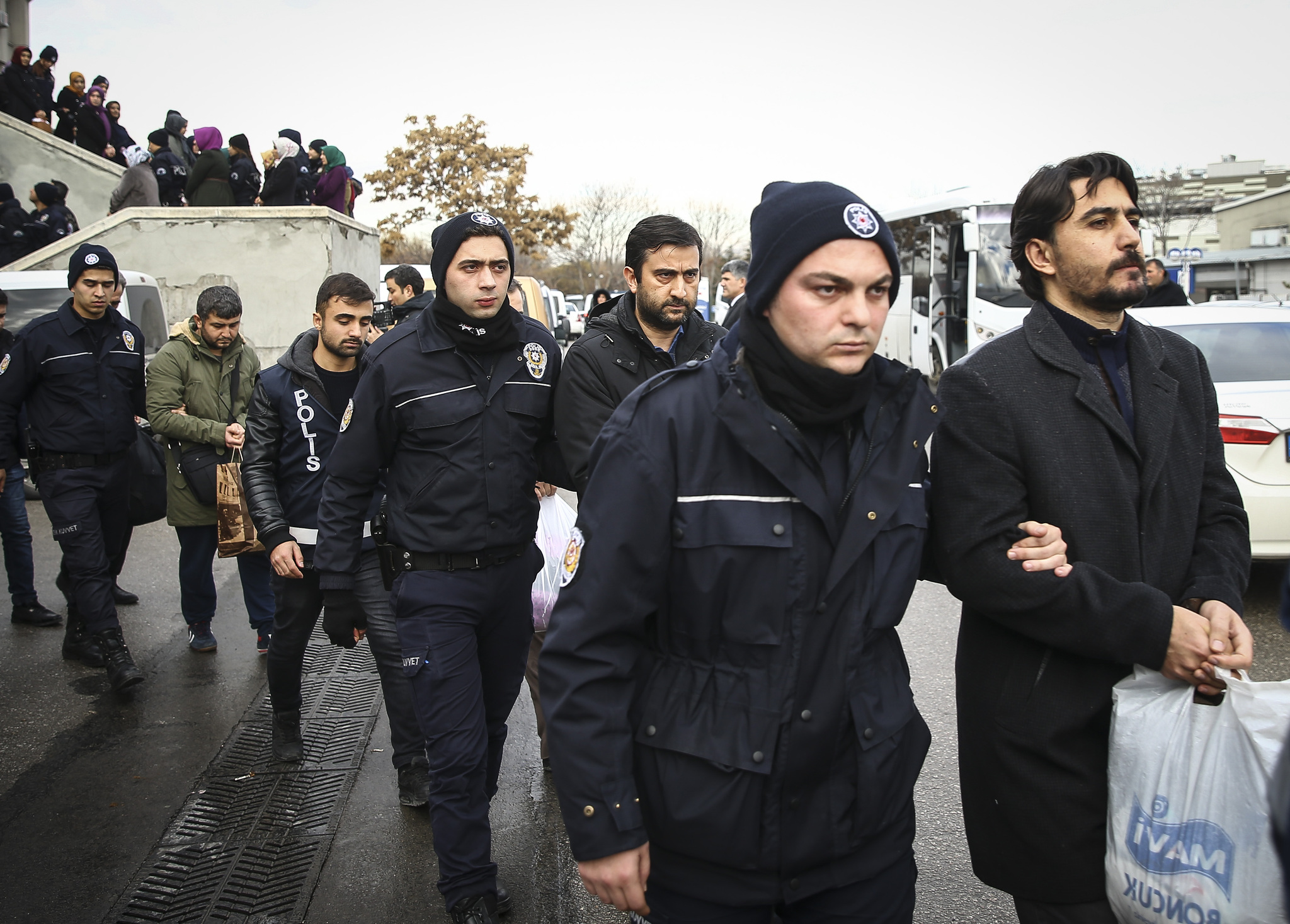 Gülerek geldiler! Şüpheliler arasında o da var