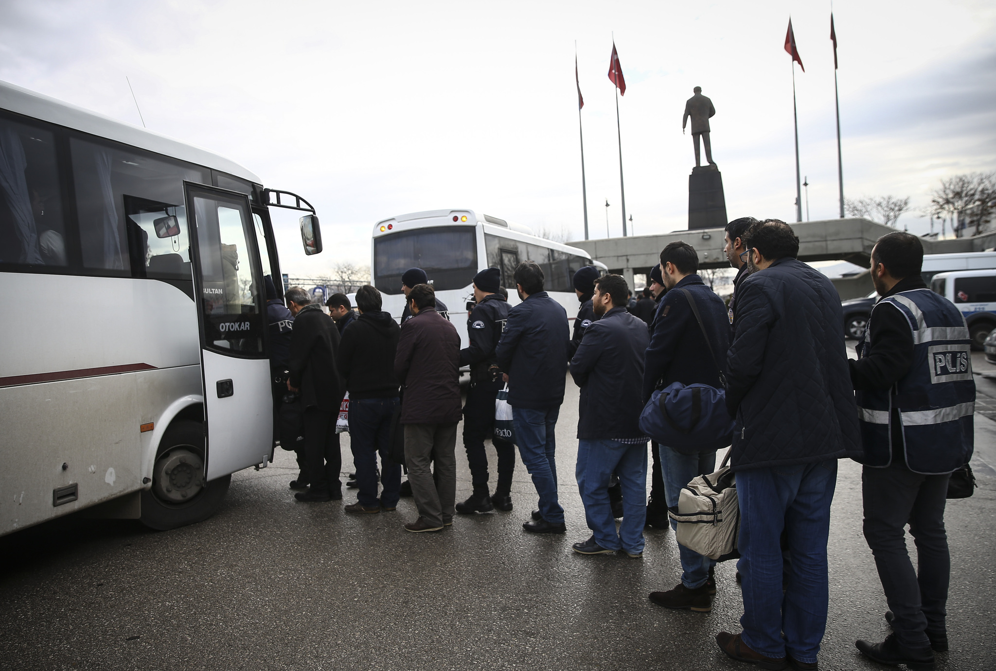 Gülerek geldiler! Şüpheliler arasında o da var