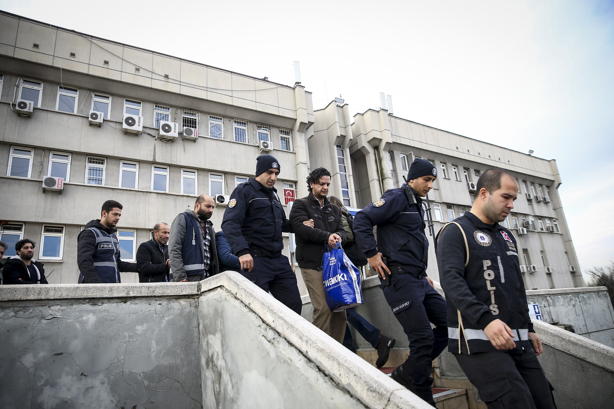 Gülerek geldiler! Şüpheliler arasında o da var