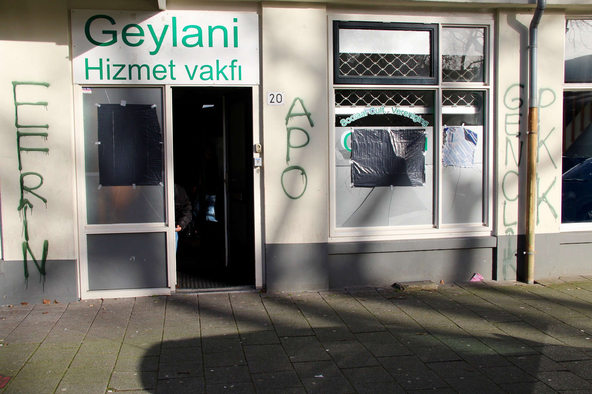 Terör örgütü yandaşları Hollanda’da camiye saldırdı