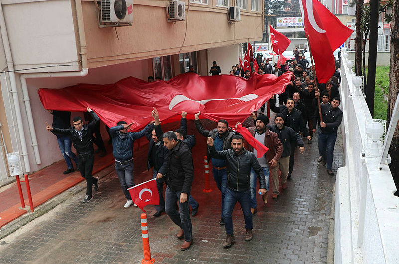 Aşiret 40 araçlık konvoyla geldi! Askere gitmek istediler