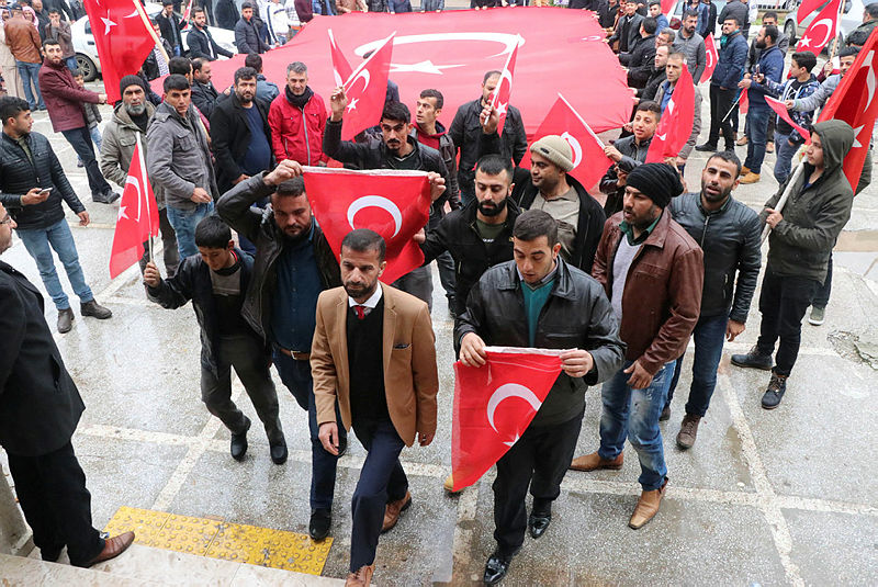 Aşiret 40 araçlık konvoyla geldi! Askere gitmek istediler