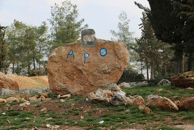 Terörist başı Öcalan’ın posterleri tek tek söküldü