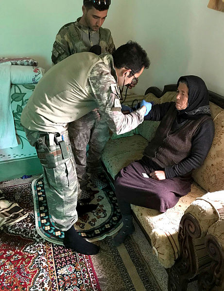 Mehmetçik’ten Afrin’deki sivillere şefkat eli
