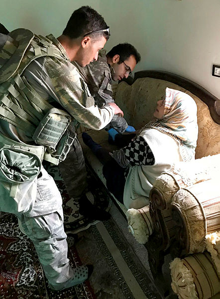 Mehmetçik’ten Afrin’deki sivillere şefkat eli
