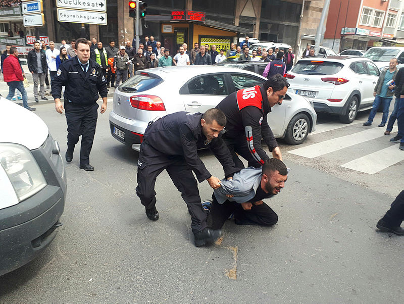 Ankara’da sokak ortasında polise bıçak çektiler