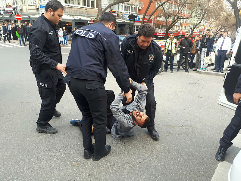 Ankara’da sokak ortasında polise bıçak çektiler